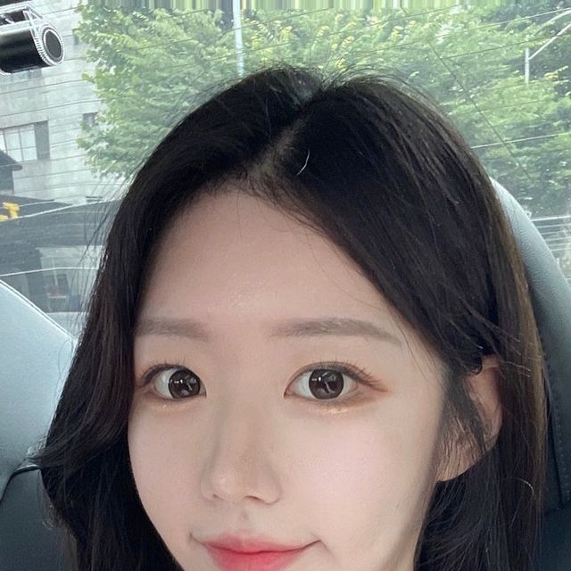 블랑소타🕊️ on Instagram: "#광고 💕💕 7층 수분 충전✨ 바르는 즉시 느껴지는 산뜻 수분 광채✨ #에이프릴스킨# @aprilskin_korea# 핑크알로에뮤신세럼#핑크알로에흔적세럼#흔적세럼#세럼추천#