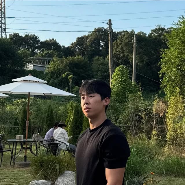 주정원 on Instagram: "@standarderror_official 
허리부터 밑단까지 떨어지는 벌룬 핏이 자연스럽게 떨어져 실루엣이 깔끔하게 잡힙니다
미니멀한 디자인이라 어떤 코디에도 부담 없이 매치하기 좋고. 원단은 터치감이 부드러우면서도 탄탄해 오래 입어도 늘어짐 걱정이 없습니다
캣워싱 덕분에 컬러감이 빈티지하면서도 트렌디한 무드를 완성했고. 지퍼는 YKK 제품을 사용해 여닫을 때 부드럽고 튼튼함이 확실히 느껴집니다
.
.
제품명⬇️⬇️
벌룬핏 워싱 와이드 데님팬츠 빈티지다크블랙
.
.
무신사 구매 링크⬇️⬇️
https://www.musinsa.com/products/5151941
.
.
#스탠다드에러 #STANDARDERROR #남여공용팬츠 #데님 #데님팬츠 #팬츠 #바지 #와이드바지 #워싱팬츠 #와이드팬츠 #데일리룩 #바지추천 #DenimPants #Denim #pants"
