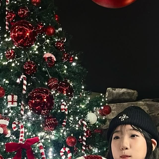 김깜찍 on Instagram: "🍭😛

╭ ◜◝ ͡ ◜◝ ͡ ◜◝ ͡ ◜◝ ͡ ◜◝ ͡ ◜◝ ╮
　 아 아직 크리스마스 아니에요? 
╰ ◟◞ ͜ ◟ ͜ ͜ ◟ ͜ ◟ ͜ ͜ ◟ ͜ ◟◞ ╯
 O
 .°
。:・‘゜★。:・’레더 배색 벨티드 카라넥 포인트☆。:・‘゜★。
。:・‘゜★。:・’스냅 버튼과 지퍼로 편리한 오픈 클로징☆。:・‘゜
。:・‘゜★。:・’부담 없는 터치감의 레더 소재로 편안한 착용감“

연말에 아주 이쁘게 입을수 있다구우~ 

#광고#오사와#OSAWA #outer #자켓추천 #자켓 #아우터 #카라자켓 #jacket #빈티지 #여성스트릿 #캐주얼 #페미닌 #트렌디룩 #데일리룩 #코디추천 #모던시크 #스트릿패션 #아담소녀 #셀렉스토어 #패션셀렉스토어"