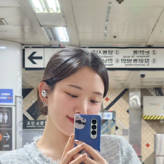 솜 on Instagram: "요새 정착한 편하고 예쁜 가방 엘노이 플로백🖤 회사 남자 동기가 귀여운 거 샀네? 했을 정도로 깔끔하면서도 귀욤 뽀짝한 디자인의 데일리백! . . . @elnoi_official #엘노이 #엘노