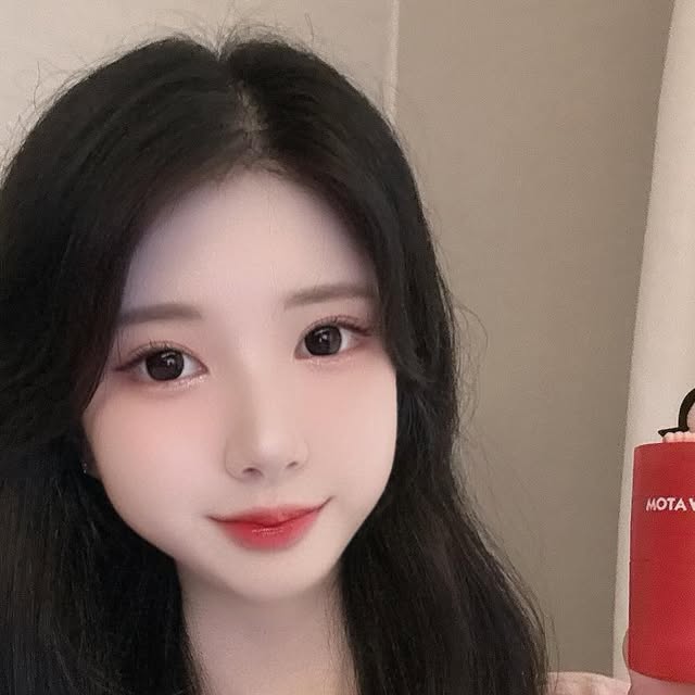 🤍𝙹𝚒𝚜𝚘𝚘🤍 on Instagram: "#협찬 #광고

@cnplaboratory.official 

요즘 갑자기 찬바람 불면서 입술이랑 손이 너무 건조해졌어요🥲
보습템은 진짜 꼼꼼히 고르는데,
이번에 딱! 마음에 드는 보습템을 찾았어요✨

💛 CNP x 아톰 립세린 & 핸드크림 💛

✔️ 입술엔 쫀쫀한 리치 제형의 립세린으로 속까지 촉촉하게
✔️ 손에는 프로폴리스 핸드크림으로 향긋하게 케어
✔️ 거기다 아톰 캐릭터 콜라보라 패키지도 완전 취향저격💥

하나만 써도 좋은데, 립+핸드 같이 써주면 진짜 찰떡궁합이에요💫
데일리 보습 루틴에 꼭 넣고 싶은 귀엽고 실속 있는 콜라보템!

⚡ 지금 올리브영에서 단독 출시 중이라 놓치지 마세요!

#광고#차앤박#CNP#아톰립앤핸드#속촉겉탱#꿀먹립
#프로폴리립세린#플로폴리스핸드크림#올리브영 
#협찬환영 #협찬문의 #광고 #체험단 #협찬디엠 #협찬문의dm  #협찬광고 #협찬모집 #협찬이벤트 #이벤트 #리뷰 #협찬 #리뷰그램 #인스타그램마케팅 #뷰티스타그램 #스킨케어추천  #제품리뷰 #인스타리뷰 #피부관리 #인스타뷰티 #셀프케어"