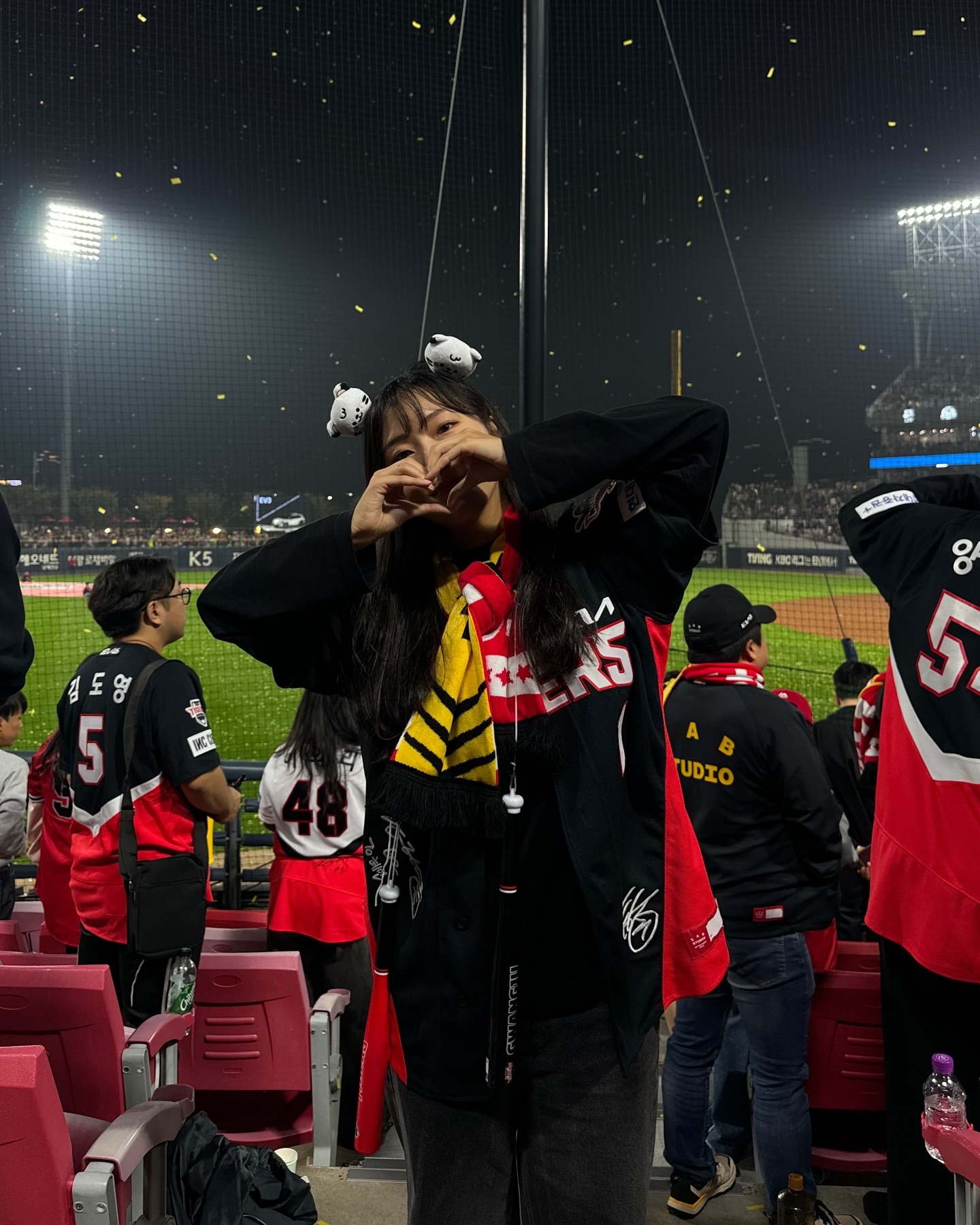 기아타이거즈 V12 🐯❤️
12번의 한국시리즈 진출, 12번의 우승 ! 🏆⚾️
딱 4차전 5차전 만 직관 할 수 있었는데
살면서 진짜 내가 기아 우승 순간을 직관하다니 .. 그냥 감격 🥹
37년만의 광주에서 우승순간두 맨 마지막에 있어 .. 4일동안 나 너무 행복했어 친구들아 🖤❤️

#기아타이거즈 #기아우승 #기아V12 #한국시리즈 #기아챔피언스필드