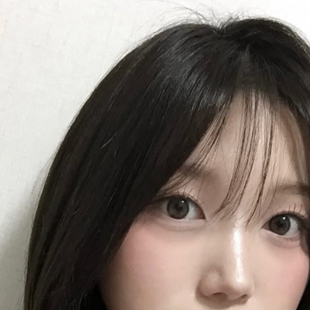 나영 on Instagram: "#광고 @blancdiva_official 
블랑디바에서 홍주(@smokinghotvirgin )님과 함께 새로 런칭한 애교살 팔레트💗

팔레트 하나로 누구나 쉽게 통통한 애교살을 만들수있어요✨

4가지의 소프트한 색감으로 자연스러운 애교살 연출 가능하고 부드러운 발림성으로 여러번 레이어링해도 뭉치지 않고 은은한 광택감으로 화사한 눈매 만들 수 있어요.

사용제품 - [쿨톤추천] 02 HUSH 허쉬

#애교살팔레트#통통한애교살#애교살메이크업#블랑디바#홍주공동개발"