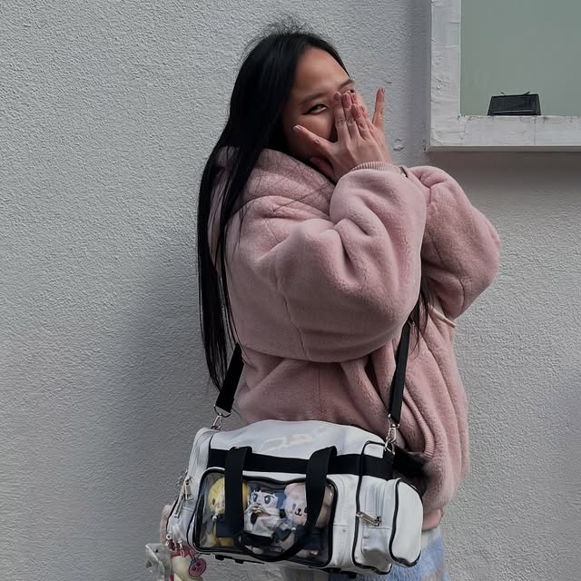 Hanju Christine Chung on Instagram: "#광고 아임아임 ‘덕질가방’ 요즘 유행하는, 특히나 덕질을 한다면 거의 필수템이 된 덕질가방💕 한 번도 덕질가방을 사용한 적이 없어 이번에 제품 제공을 받