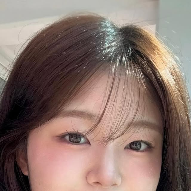 박선영 on Instagram: "#광고 @2an_official 

투에이엔에서 러브 버블 컬렉션이 출시했어오 ᐧ༚̮ᐧ.ᐟ
그 중 최애인 ‘핑크 텐션’ 듀얼 치크가 생기있게 발색이 돼서 좋았어요
또, 듀얼 라이너는 데일리로 사용해도 부담스럽지 않고 손쉽게 또렷한 눈매를 만들 수 있어요 ෆ

—
🫧글레이즈바운싱틴트
15호 피치버블
16호 슈가버블

🫧배러미 아이팔레트
16 버블캔디

🫧듀얼치크
16 핑크 텐션
17 버블 하트

🫧퓨어글래시하이라이터
IV01 슈가 베일

🫧컬러 플레이 듀얼라이너
03 타로 버니
04 로지캔디

#투에이엔#2aN#올영픽#올리브영추천템#올영필수템#러브버블컬렉션#베러미이이팔레트#글레이즈바운싱틴트#퓨어글래시하이라이터#컬러플레듀얼라이너"