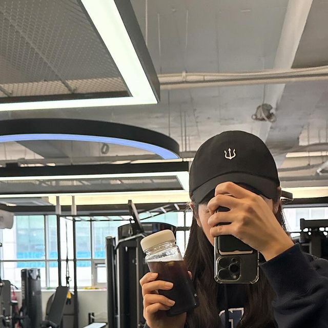 최주영 on Instagram: "#광고 #헬스하우스 @healthouse365
저는 매일 하루 한잔 아메리카노를 꼭 마셔야만 하루를 시작할 수 있는데요❗️

허리쏘옥 다이어트다크아메리카노맛이 요즘 제 최애커피에요🖤

저렴한 베트남산 원두가 아닌 콜롬비아 아라비카 원두를 사용해서 말안하고 맛만보면 그냥 아메리카노맛이에요
찬물에 잘 녹아서 어디서든 물만 부으면 아메리카노 완성이라서 운동갈때 챙겨가고 있어요🫶

여름준비하느라 다이어트하는 와중에 알게되어서 이번 여름 다이어트는 성공각..🌷

체지방, 내장지방, 허리둘레, 뱃살감소에 효과가 있는 가르시니아가 함유되어있어서 다이어트하는 여성분들에겐 일석이조에요🥰
탄수화물 많이드시는 분들, 체지방이 고민이신 분들깨 특히 강추드려용💞

#광고 #허리쏘옥다이어트 #다이어트보조제 #다이어트커리 #탄수화물컷팅제 #가르시니아 #칼로리컷팅제 #체지방컷팅제 #뱃살빼는법 #유지어터 #다이어트음료 #직장인다이어트"