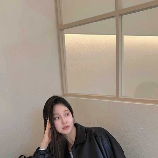 🎨 보경 on Instagram: "#광고 #fovere_official
3월도 안녕
깨죽자켓 입고싶었던 날🖤

#포베레#FOVERE#여성복#여성의류#레더자켓#레더블루종#가죽자켓"
