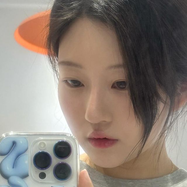 ʏᴇʙɪɴ♥ on Instagram: "#광고 
패셔너블한 케이스 디자인으로 패션을 완성 시켜주는 아이템❕
일반 젤리케이스보다 변색과 변형에 강하고 인쇄 퀄리티도 선명하고 좋아서 거울샷 느므 잘나옴🤳

#라이크메이크 #아이폰케이스 #휴대폰케이스 #likemake"