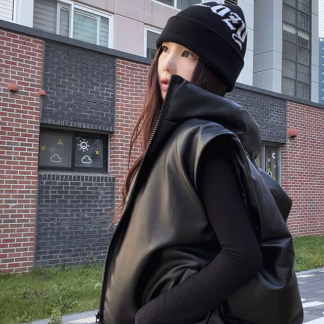嬉 희야 on Instagram: "#광고#ad#스탠다드에러🩶
@standarderror_official 

이렇게 핏 좋고 따뜻한 패딩조끼 봤냐며..🩶🍂

#standarderror#패딩#조끼패딩#레더패딩#아우터#패딩추천#겨울아우터#레더#조끼"
