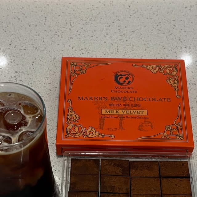happpppy on Instagram: "#광고 #메이커스초콜릿
고급스러운 초코의 단맛을 제대로 느낄 수 있는 파베초콜릿 '메이커스 초콜릿'

입에서 부드럽게 녹으면서 쫀득함까지 느껴지는 식감에 은은한 단맛과 깊게 남는 카카오의 풍미로 고급진 초콜릿 맛을 느낄 수 있어요

세계 TOP5 농장과 직거래한 싱글 오리진 카카오빈을 취급해 첨가물 없이, 꾸밈 없이, 진짜 본질을 담은 초콜릿이에요

카카오빈의 선별부터 포장까지 모든 과정을 직접 관리하는 빈투바 공정을 통해, 믿고 먹을 수 있는 초콜릿 메이커스 초콜릿으로 은은하고 깊은 단맛을 느껴보세요❤️

#빈투바초콜릿#생초콜릿#파베초콜릿#고급초콜릿#수제초콜릿#프리미엄초콜릿#선물용초콜릿#초콜릿선물세트#답례품#답례품추천"