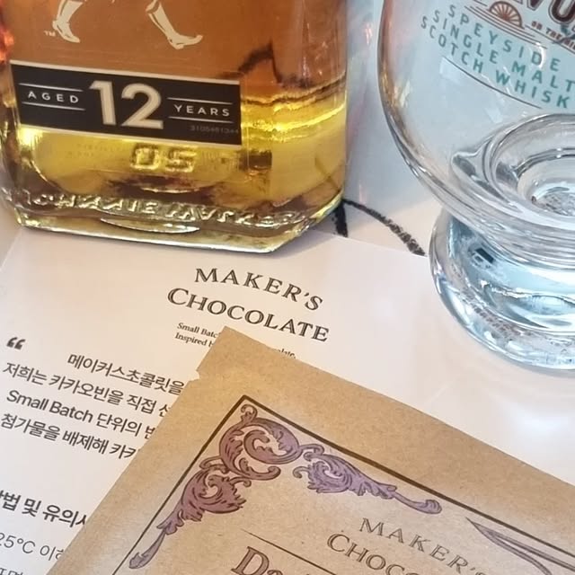 댕글⭐ on Instagram: "#광고 카피랑 먹어도 풍미 미쳤고 위스키랑
먹었더니 세상 고급진 맛이 나고 그냥 먹었더니 
당충전 제대로 해주는 메이커스 수제 초콜릿 🍫🍩

빈투바 초콜릿 이라고 하는데 빈투바 방식으로 
만들어져서 카카오 선정부터 닙스 분쇄 , 콘칭 , 템퍼링
까지 모든 공정을 한 공장에서 끝내 버리는
최고급 수제초콜릿 이에여 🤎

자연 그대로의 재료만을 사용해 카카오 본연의
풍미를 담아 화학첨가물은 넣지않아 깊고 고급진
맛이 나는게 특징이에요 👍🏻😍

6가지 종류의 초코릿 중에서 싱글 오리진 다크 70%로
먹어봤는데 쌉싸름 하고 적당한 과일향이 완전 중독되는
맛이었어요 🩷 진짜 또먹고 싶다....💛

@makers.chocolate
 #메이커스초콜릿#빈투바초콜릿#고급초콜릿#수제초콜릿#핸드메이드초콜릿#프리미엄초콜릿#선물용초콜릿#초콜릿선물세트#답례품#답례품추천#비정제원당초콜릿#저속노화초콜릿#저속노화간식 #jmt#초코렛 #비건간식"