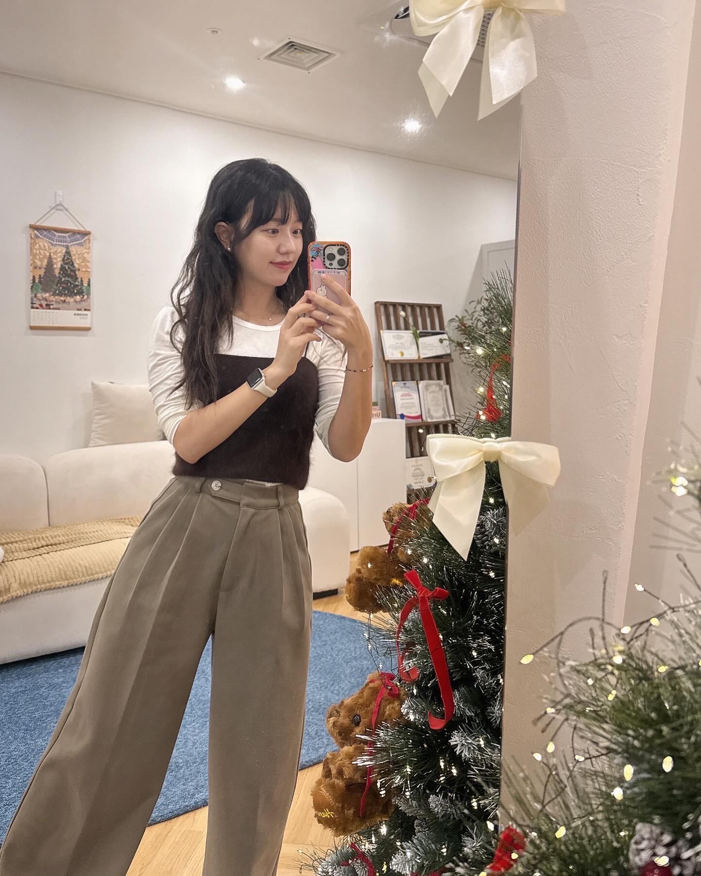 🪴

퇴근하고 달료간 ra_monde_beauty 🧡

#라몽드뷰티 원장님이자, 예쁜 내친구 유라몽이
#속눈썹펌 을 해쥬따 😊😊❤️ (#내돈내산 )

요고 하고나면 눈매가 또렷해지면서
컬링이 유지되는데 덕분에 한번하고나면
바쁜아침 출근준비 줄여주는 건 덤! 😆

똥손인 나는 아이메이크업 부들부들 어려운데
따로 메이크업없이 속눈썹영양제만 슥슥 발라주고 끝!

아이라인 반영구도 속눈썹연장도
눈매가 또렷해지고 예뻐지지만
반영구 하기엔 부담스럽고
연장술 하기엔 내 눈썹이 뽑힐까봐 걱정된다면
#아묻따 속눈썹펌 강튜강츄 😍

세심하게 한올한올 컬링 잡아주고
유지력도 길어서 최고 👍

#청라국제도시 홈플러스 근처라 찾기도 쉽고
매장도 카페처럼 너모너모 예쁘댜
솜씨는 말해므해~~~

녀러분 저통해서가믄 #지인할인찬스✌️ 있으니
문의주세요? 😘😘😘🎉 #만족도100 🧡

#반영구눈썹 #반영구 #반영구입술 #반영구화장 
#청라뷰티샵 #속눈썹연장 #속눈썹파마 
#인천반영구잘하는곳 #청라반영구 #청라국제도시 
#인천뷰티샵 #청라호수공원 #청라눈썹문신 #일상