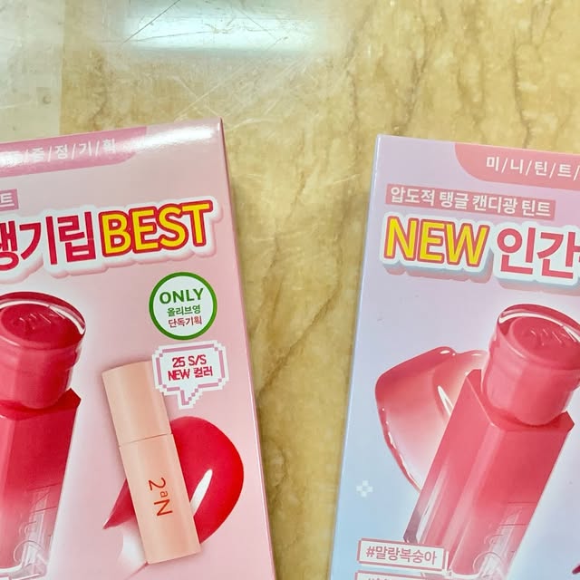 정 pink on Instagram: "#협찬 ⭐️투에이엔⭐️
블러셔 몇달째 정말 잘 쓰고 있어요:)
얼굴에 롤링하면 5초만에 볼터치 완성!
색감이 너무 이쁘🥰
듀얼라이너 하이라이터 반짝이 색감도 대박👏👏
올리브영에서 구매 가능해요!

 
#올영픽#올리브영추천템#올영필수템#러브버블컬렉션#롱웨어링파운데이션미니#컬러플레이듀얼라이너"