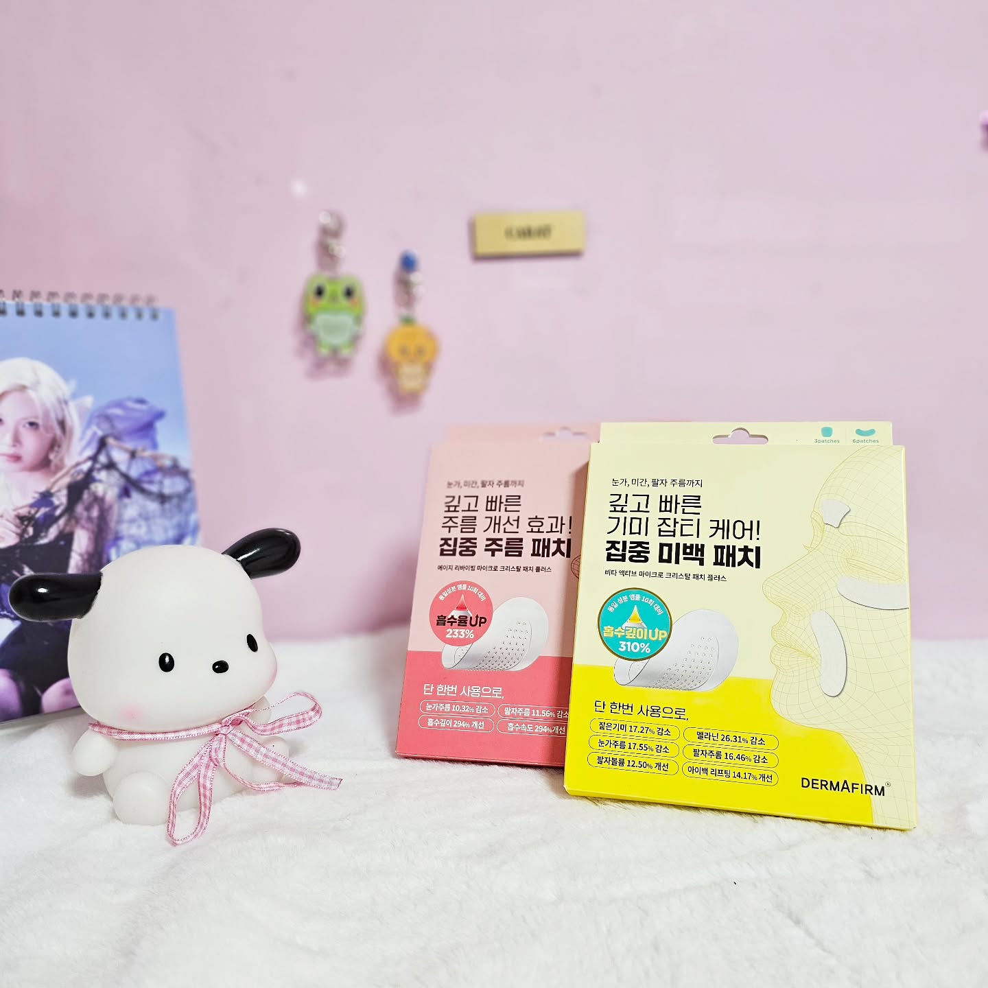 #광고
[더마펌] 
비타 액티브 마이크로 크리스탈 패치💛
에이지 리바이빙 마이크로 크리스탈 패치🩷

간단하게 붙여서
기미,잡티,주름관리하는
패치 소개해봐요!!✌️

보통은 마스크팩을 붙이는 샤맘인데요~
자기전에 요 더마펌 패치붙이고 그위에 시트 마스크하면
효과가 더좋기에 소개해보아요😁

토너정리 후,
내용물을 그대로 마이크로 단위 사이즈로 굳혀
흡수가 좋게 니들형태로 만든 패치를 원하는 부위에 붙이면 끝👍

첨엔 따꼼~했으나 머 붓거나 아픈정도가 아니라 피부가 빨개지거나 트러블은 없었구요~
개인차이는 있겠으나 샤맘은 한 20분정도 뒤에 떼어냈는데
붙였던 부위가 환~해지는걸 바로 느꼈다죠!👍👍

주름이나 피부미백에 관심있으신분이
사용해보시면 좋을것같아요😘

#샤샤맘그램 #샤맘뷰티 #주부 #주부모델
#15그램 #홈케어 #15그램뷰티 #15그래머 #더마펌 #주름패치 #미백패치 #니들패치 #글루타치온마이크로콘 #올리브영 #피부관리 #주름관리 #미백관리 #기미관리