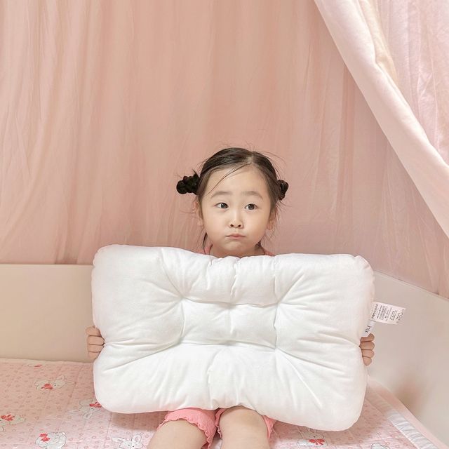 ཻ♡ 해피유니 on Instagram: "#광고 |  @neo_routine

요즘 유니가 스마트 기기를 이용하는 
시간이 늘어나면서 구부정한 자세를 
자주 하고 있는데 볼 때마다 거북목이 
걱정이 되더라고요👧🏻

낮 시간에는 자세가 안 좋을 때 마다
자세를 고쳐주지만 밤까지는 신경을 
쓸 수 없는데🥲

네오슬립 롤핏지니키즈 베개는
수면시간동안 성장기 아이들이 
스스로 올바른 숙면 자세를 
찾을 수 있도록 도와준답니다🥰

신경과 전문의가 직접 개발해
100% 국내생산된 특허 안정성을 
인증받은 제품으로
부드러운 벨크로가 있어
아이에게 맞는 높이와 형태로
고정해서 사용할 수 있어요❣️

유니는 자면서 땀을 많이 흘려서 
베개 세탁도 자주 해야 하는데 
롤핏지니키즈베개는 세탁기 통세탁이
가능하고 세탁을 하고 나서도 높이와
부피 변화가 없어서 좋았어요👍

우리 아이의 목 건강과 편안한 수면을
도와주는 네오슬립 롤핏지니키즈 베개🫶

#거북목베개#경추베개#일자목베개#목디스크베개#목베개#목편한베개#수면베개#꿀잠베개#편한베개#롤핏베개#롤핏지니베개#롤핏지니키즈베게"