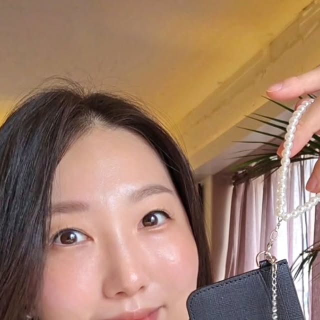 나의행복 on Instagram: "#광고 | 쥬얼리 브랜드 티르리르에서 카드지갑 뿅!

쥬얼리 브랜드「티르리르」는 
여리여리,여성스러움을 어필하기 
딱 좋기로 유명한 브랜드죠ᰔᩚ

📢티르리르에서 이번에 카드지갑을 
신제품으로 출시했어요🙌

가볍게 잠깐 외출할때는 슬림한 카드지갑이 딱이죠!
지인들에게 센스있는 생일선물로
✅️「탄생석 참 +진주 참」 이 세트구성인
티르리르 카드지갑 어떠세요~? 

탄생석과 진주 스트랩이 있어서
카드지갑이 여성스러워요˃ᗜ˂

티르리르 카드지갑은
✅️「카카오톡 선물하기」 단.독. 상품이니 
참고해주세요 ❤︎ 

@tirrlirr_official

#티르리르#지갑선물#탄생석#KAKAO
#카카오선물하기#카드지갑#선물추천 
#여자친구선물 #친구생일선물
#학생선물 #티르리르카드지갑
#카카오톡선물하기"