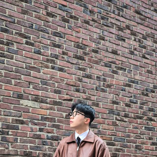 조성진 on Instagram: "무드 하나로 코디가 정리되는 날이었어요 🧱 #광고

스탠다드에러(@standarderror_official) / 스탠다드 블루종 스웨이드 자켓

▪️ 루즈한 오버핏 실루엣이라 가볍게 걸쳐도 자연스럽게 떨어집니다 👌

▪️ 스웨이드 질감은 살리면서 터치감은 소프트하게 느껴져요 🤎

▪️ 클래식한 카라넥과 2WAY 지퍼로 분위기 조절이 쉬운 편이에요 🔁

▪️ 소매와 밑단 밴딩 덕분에 전체 핏이 안정적으로 잡혀요 ✨

셔츠에 타이를 더하고 워싱 데님으로 톤을 눌러 마무리했어요 🧥

#스탠다드에러 #STANDARDERROR #스웨이드자켓 #블루종자켓 간절기아우터 데일리룩 자켓추천 빈티지무드 남녀공용자켓 자켓 아우터"