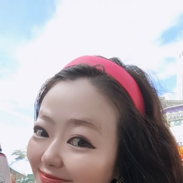 r0se `🇰🇷 on Instagram: "#광고#헬퓨#헬퓨회화나무#여성호르몬영양제#에스트로겐#에스트로겐영양제#갱년기영양제#갱년기완화영양제 💊 
.
.
🐰💕
100% 식물성 🌿 
갱년기 여성의 건강에 도움을 줄 수 있는 
소포리코사이드 성분이 다량 함유되어 있는 
⚜️헬퓨의 여성 호르몬 회화나무 영양제입니다~! :) 🏥 
이 제품은 _ 
- 11중 기능성 주원료 배합하여, 
여성의 건강 개선에 시너지를 낼 수 있는 제품이라고 하는데요^^ 
성분부터 - 
(회화나무열매추출물, 홍삼, 비타민D, 대두이소플라본, 아연, 비타민A, 비타민B1,  비타민B2, 비타민B6, 비타민C, 비타민E) 
까지 여성에게 필요한 성분들이 가득 함유된 것을 
확인할 수 있었답니다 :) 💊
☆
갱년기를 미리 예방하고 싶으신분, 
뼈가 약해지기 쉬운 중장년층이신 분, 
원활한 신체의 생리 조절을 원하시는 분, 
여성 호르몬 감소로 인한 관리가 필요하신 분을 위한,
⚜️헬퓨의 여성 호르몬 회화나무 영양제로 
여자라서 행복해요! - 🐰💕
여성건강 아름답게 지켜주세요~! :) 😉😉🩷
.
.
🏥"