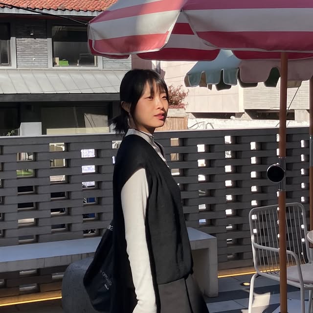 신유 SHIN U on Instagram: "#오사와 #광고 
다들 레이어드 어떻게 하시나요?!
저능 최대한 많이 껴입기😏 + 이뻐야함!!! 그리고 얇아여함!!!
그래서 @osawa_official 소이 니트를 낋여왔습니다🤍

#OSAWA #상의 #반폴라 #레이어드상의 #기본티 #티셔츠 #여성스트릿 #캐주얼 #페미닌 #트렌디룩 #데일리룩 #코디추천 #모던시크 #스트릿패션"