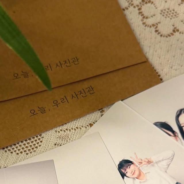 민큠의 대외활동 -ˋˏ * ٩( ◡̉̈ )۶ * ˎˊ- on Instagram: "#광고 신촌에도 오픈! ✨오늘, 우리 사진관✨ 사진 찍기 좋은 곳, 이제 신촌에서도 만나요! 📸 💵가격 걱정 없이 찰칵! 2025년에도 합리