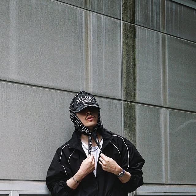 안성배 on Instagram: "#광고 ⬇️
" 저스틴비버 보다 더 내려입을 거야 룩 "
이 노래 아는 사람 저랑 동년배임😎
.
.
[스탠다드에러] 헤비 워싱 버뮤다 데님팬츠 딥블루
[유룩] 노아 워싱 데님 볼캡
.
■오늘의 코디조합 / Today outfit
워싱과 깊이감이 좋은 유룩의 볼캡 + 여름 필수템 U넥 티셔츠 + UNLC 휘뚤마뚤 바람막이 자켓 + 키링 대신 안경 + 길이감과 와이드함이 매력적인 버뮤다데님 + 뒤집어 써도 좋고 키링으로도 좋은 2000원 짜리 테무 스카프 + 요즘 잘신는 아디다스 삼바 롱텀 
.
허리부터 밑단까지 자연스럽게 떨어지는 와이드핏 버뮤다 팬츠는 터치감이 부드럽고 견고한 내구성의 원단으로 편안한 착용감과 헤비 워싱 기법을 통해 유니크한 워싱 컬러감이 아주 좋구요 👍
지퍼는 역시 YKK사의 고급 지퍼를 사용하여 참기름 바른듯 부드럽습니다. 👍
.
자연스럽게 떨어지는 핀턱 디테일과 베이직한 와이드 핏으로 워싱이 강조된 제품이라 단독으로 포인트 주기 좋은 아이템 입니다.
.
모자는 빈티지 워싱의 데님 원단 위에 더해진 데미지 디테일이 유니크한 무드를 완성합니다.
클래식한 볼캡의 쉐입에 빈티지와 힙한 무드가 함께 어우러져 스트릿룩 부터 캐주얼룩 & 유니크스타일 까지 두루 활용하기 좋아 보입니다.
깊이감이 낮으면서 챙이 짧은편이라 무심하게 푹 눌러 썼을때 쉐입이 아주 안정적이고 멋지네요👍
.
오늘 스타일링 포인트는 저스틴비버 만큼 내려입은 바지에 바람막이 밑단을 돌돌말아 크롭하게 바지에 앞넣뒤빼로 스타일링하고, 험한 몽타주를 가리기 좋은 도트 스카프 입니다.
.
.
Cap @uluk_fashion
Tshirts @noise_store_official
Jacket @unlc_official
Pants @standarderror_official
Shoes @originals_kr
.
.
#STANDARDERROR #Denim #DenimPants #Pants #스탠다드에러 #데님 #데님팬츠 #버뮤다 #버뮤다팬츠 #바지 #바지추천 #남여공용팬츠 #워싱팬츠 #와이드팬츠 #와이드바지 #데일리룩 #무신사 #유룩 #유룩볼캡 #남녀공용볼캡
.
#kfashion #f4f #패션계정 #패션계정맞팔 #오오티디 #남자코디 #fff #패션맞팔"
