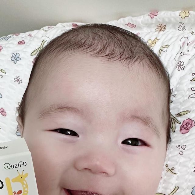 지봉 on Instagram: "쌍둥이 낳아서 아기가 갑자기 둘이 생기다보니 영양제
먹이는 것도 쉽지 않아서 하루에 한 방울만 먹이면 되는 비타민d를 
먹여보았어요.
-비타민 d는 신생아때 부터 필요한 필수 영양제로 뼈의 형성과 유지에
필수적으로 역할을 하는 영양소에요. 위더스락 배배쓰담 비타민 d드롭은
1일 1회로 너무 간편하고 한방울도 하루 권장량에 충족되어요.

-신생아부터 어른까지 가족이 함께 먹어도 되기도 해서 너무 좋아요.
거기다 첨가물 무첨가로 아이 영양제에도 성분을 따지는 편인데 믿을 수
있어서 더욱 더 신뢰가 가네요. 무색 무향 무취의 액상제형으로  맛이 느껴지지 않아 거부감 없이 먹을 수 있어요!

-간편하게 유로드로퍼 형태로 섭취 과정에서 발생할 수 있는 산화와 오염을
방지하고 과량 섭취를 막을 수 있어요. 전에 사용하던 제품은 스포이드 제형이라 양 조절이 쉽지 않았는데 알아서 조절해 주니 참 편리하네요.

#광고#배배쓰담#신생아비타민D#아기비타민D#키즈비타민D#어린이비타민D#비타민D드롭"