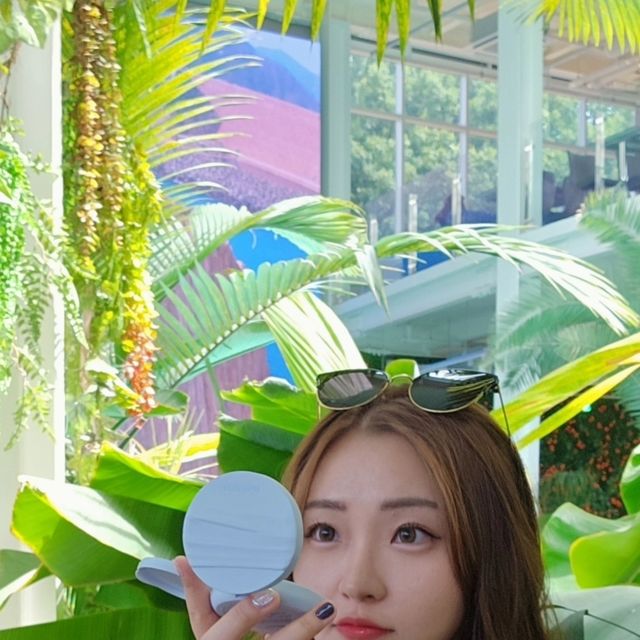 𝐍𝐚𝐢𝐥𝐚𝐡 | 네일라 on Instagram: "여행 내내 하루종일 예뻤지롱~🩵

#광고
촉촉하지만 매트한 커버력이 합쳐진 APRILSKIN의 🪩글로잉매트쿠션🪩과 함께하는 나들이🌿

에이프릴스킨 최초로 이너 글로우 매커니즘으로 탄생한 쿠션! 건성부터 지성까지 모든 피부가 사용할 수 있는 24시간 밀착! 화잘먹 카밍 쿠션, 나도 사용해봤지롱✨️

✅️ SPF 50+/ PA++++ / 12g | 0.42oz
✅️ 자외선 차단.미백.주름개선 3중 기능성 화장품

하늘하늘한 느낌이 물씬 나는 팩트 케이스라서 살랑살랑한 아웃핏과 너무 잘어울려요🩵🩵🩵 게다가 뒷 부분에 키링고리가 있어서 나만의 쿠션꾸미기가 가능해요🎀

에이프릴스킨 최초 제작한 신개념 텍스처인 "이너 글로우 매커니즘"으로, 얇게 착! 밀착되는 제형에 글로잉한 피부표현 + 매트 픽싱력이 돋보이는 쿠션팩트에요🪄

🎨 컬러 차트가 다양해서, 저 같이 어두운 피부부터 밝은 피부까지 본인에게 딱 맞는 컬러감을 고를 수 있어요!! (17호/19호/21호까지 있어요!)

글로잉한 피부 표현인데도, 잡티나 요철 커버가 너무너무너무 잘 되어서 컨실러를 추가로 사용하지 않아도 되었던 점이 개인적으로 너무 좋았어요💝

💟 에어홀 zone과 플랫 zone 두 가지가 합쳐진 하프퍼프로 커버와 이슬광을 모두 표현할 수 있다는 점도 굉장히 만족스러웠어요ㅎㅎ

📍 구입처 : 에이프릴스킨 온라인자사몰 (https://aprilskin.com/)

#에이프릴스킨#글로잉매트쿠션#글로잉매트#글로우쿠션#매트쿠션#쿠션팩트#쿠션팩트추천#모공커버쿠션#커버력좋은쿠션#쿠션파데추천#커버쿠션#파운데이션추천#19호쿠션#17호쿠션#21호쿠션#쿠션추천 #aprilskin"