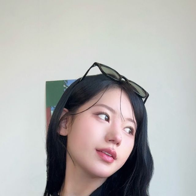 장희진 on Instagram: "#광고 @momentus_eyewear 🕶️🤳🖤"
