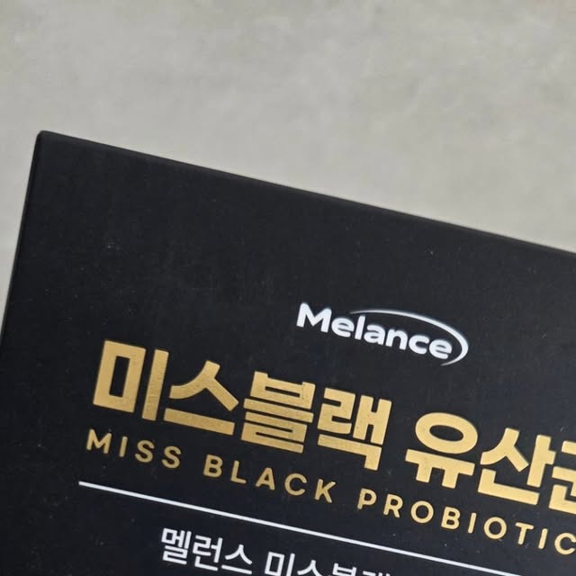 린이엄마의 사생활😍 on Instagram: "#광고 나이가 드니 새치가 하나둘씩 늘어나네요. 😭😭 그렇다고 늘 새치 염색을 하는 것도 부담스러워요. 그러다 발견한 💙멜런스 미스블랙 유산균💙