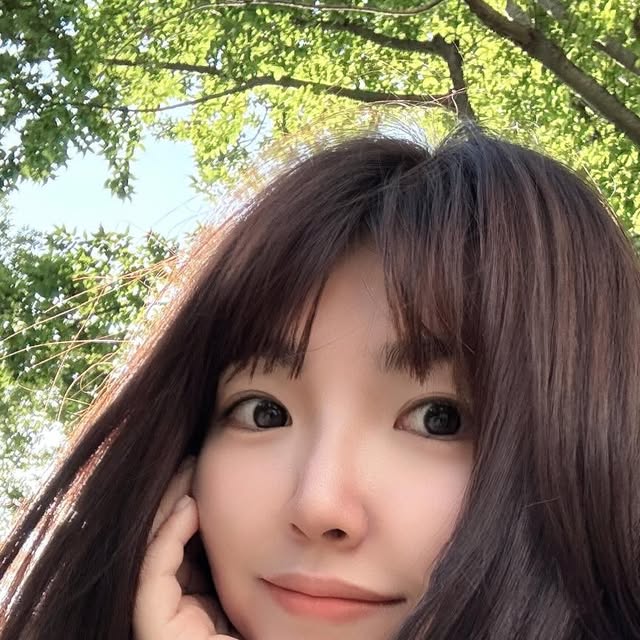 지하 on Instagram: "#광고 

🍂 [착용후기] 스탠다드에러 87-STAN083
레트로 플레이드 오버핏 포켓 긴팔 체크 셔츠 딥블루

이제 말복 지나고 입춘이라는데,
가을이 더 기다려지는 요즘이에요.
빈티지한 딥블루 컬러가 가을 무드 제대로 살려줍니다.

지금은 간단한 반팔+반바지에 가볍게 레이어드,
선선해지면 아우터로 걸쳐도 딱 좋을 것 같아요.
여유로운 오버핏이라 남녀 모두 편하게 즐길 수 있어요.

#스탠다드에러 #STANDARDERROR #남여공용셔츠 #셔츠 #셔츠추천 #긴팔셔츠
#오버핏 #체크셔츠 #간절기셔츠 #Shirt #CheckShirt #Long-SleevedCheckShirt
#빈티지셔츠 #패키지 #1+1패키지"