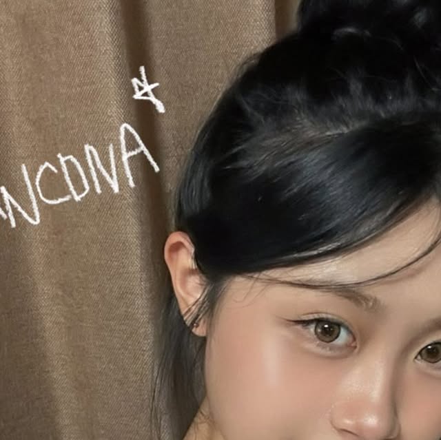 민주 on Instagram: "#광고 @blancdiva_official 

인플루언서 홍주님 X 블랑디바 애교살을 위한 팔레트 💗

소프트한 컬러감으로 응가손 분들도 인위적인 선이 아니라 자연스럽고 통통한 애교살  연출가능해요 !
부드럽게 텍스처로 뭉침 없이 맑고 깨끗한 볼륨감 만들수있어요 👀✨

팔레트 하나로 애교살은 물론, 쉐딩·하이라이터·블러셔 다 가능해요 (속닥속닥💭)

#블랑디바 #애교살팔레트 #홍주픽 #아이메이크업 #애교살메이크업"