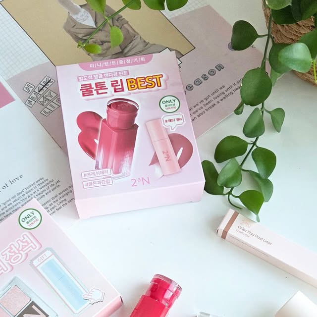 김미진 on Instagram: "#광고
.
.
여름엔 투에이엔 러브버블컬렉션으로
러블리한 메이크업 하자구🥰🥰

투에이엔 롱 웨어링 파운데이션 미니🧡
한 손에 쏘~옥 파우치속에 쏘~옥
들어가는 사이즈로
소량 얇게 발라도 커버력 완전 좋구요
밀착력도 좋아서 마스크에 묻어남없고
요즘 같은 여름철 날씨에 딱 맞는😆

글레이즈 바운싱 틴트❤️
자연스러운 입술 생기 톡톡! 
촉촉함에 윤기까지 물광틴트 
완전 내 원 픽😍

컬러 플레이 듀얼 라이너💛
눈 밑 애교살 장착하고 싶을 때 필수!
한쪽은 부드럽게 애교살 그림자 넣고
반대쪽은 펄 감 있어서 더욱 입체감있거
러블리한 눈매 완성!!!!

배러 미 아이 팔레트💜
6가지 색으로 그날그날 의상 분위기와
메이크업 스타일에따라 블링블링 
아이메이크업😁
.
.
#광고#올영픽#올리브영추천템#올영필수템#러브버블컬렉션#롱웨어링파운데이션미니#컬러플레이듀얼라이너"
