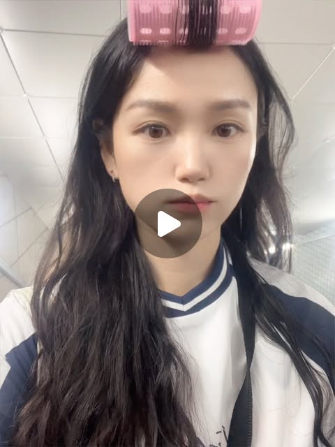 배드민턴 예은🏸 on Instagram: "#근황 겨울은 살찌는 계절☃️❄️

세상에 왜이렇게 맛있는게 많은거지?
이래도되나 싶을 정도로 먹으러만 다니고
운동량은 현저히 줄었는데…(찐)
안되겠다 붓기빼러 운동 출동해야겠다.

#생존신고 
#일기"