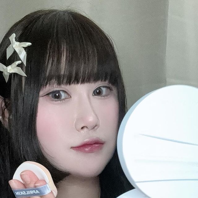 Jenna on Instagram: "#광고 @aprilskin_korea 
글로잉한 피부표현&매트만의 촘첨한커버력 
두마리 토끼를 다 잡아 넣은 에이프릴만에 최고 찰떡 궁합 조합으로 촉촉하면서 땅김없이 하지만 커버력은 확실하게 핏줄까지 가려지는 커버력.. ✨
원래는 커버력 때문에 매트한거 찾게 되고 촉촉한거 때문에 글로잉한거 찾게 되었는데 하물며 요즘 유행은 글로잉한 반짝한 아이돌 피부 아니겠습니깡..!!?😌🫶🏻

화장시간이 이렇게까지 단축 될 일인가 싶을 정도로 좋아요😵🫶🏻
게다가 요즘 🎀MZ갬성으로🎀 쿠꾸까지 가능한 쿠션입니당
원래는 홍조때문에 커버력 따지기도 하는데 쿠션 딱 닿는 순간 시원함은 덤이죠 여름에도 잘 무너지지 않는 커버력으로 색감도 넘 이뽀자나요 ㅠ🩵🤍
완전 앙유꺼 찜꽁🤍쿠꾸도 열심히 해야징🫶🏻😌
 
#에이프릴스킨#글로잉매트쿠션#글로잉매트#글로우쿠션#매트쿠션#쿠션팩트#쿠션팩트추천#모공커버쿠션#커버력좋은쿠션#쿠션파데추천#커버쿠션#파운데이션추천#19호쿠션#17호쿠션#21호쿠션#쿠션추천

🔽🔽구매링크🔽🔽
https://aprilskin.com/product/detail.html?product_no=1315"