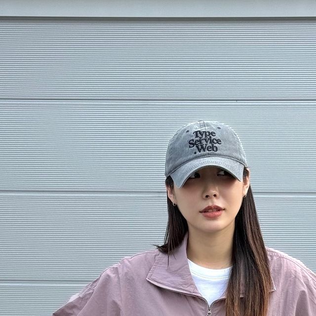 히닝 on Instagram: "#광고 @1rony9orno_official 

여름에도 바람막이는 필수☀️
이번에 아이러니포르노의 윈드브레이커 소개해드릴게요!

가벼운 중량감과 생활방수가 되는데요
여름에 어울리는 컬러로 만들어지고
밑단 밴딩으로 핏을 탄탄하게 잡아줘요!
투웨이 지퍼 형식이라서 여러가지 연출이 가능한 휘뚜루마뚜루템💕

운동할 때 입기 좋은 건 물론
평상시에도 입고 다녀도 손색이 없는
예쁜 윈드브레이커예요

오랜만에 컬러감 있는 아우터를 착용했는데요
부담스럽지 않은 컬러라 데일리로 입기에도 최고!"