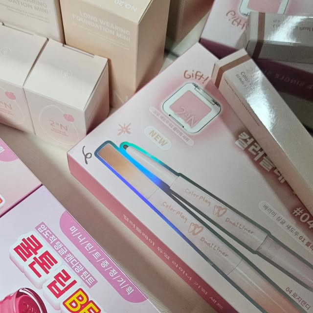 베러푸드 | 찐맛집 on Instagram: "💖 🌈 투에이엔 신제품 리뷰 💖

이번 여름 가볍고 산뜻한 무드에 딱 어울리는 투에이엔 신제품 데려왔어요😍 #2an

🛍 구매한 제품
✔ 컬러 플레이 듀얼라이너 (싱글섀도우 미니 기획 증정)
✔ 베러미 아이팔레트 02 드리미
✔ 롱 웨어링 파운데이션 미니 (페일베이지, 복숭아)
✔ 글레이즈 바운싱 틴트 (캔디츄 + 버블리 / 미니립 기획 포함)

💡 사용 후기
✨ 컬러 플레이 듀얼라이너
컬러감은 선명한데 텁텁하지 않고 부드럽게 밀착돼서
눈 아래 포인트 주기 너무 예뻐요!
무펄 섀도우 미니 증정도 톤 맞춰서 활용도 굿굿

✨ 베러미 아이팔레트 02 드리미
쿨한 느낌의 핑크~퍼플 조합이 여름 메이크업에 딱이에요
음영부터 포인트까지 다 되는 구성이라
하나만 챙겨도 아이메이크업 완성 가능!

✨ 롱 웨어링 파운데이션 미니
촉촉하게 발리면서도 밀착력 진짜 좋아요
페일베이지는 밝고 화사한 느낌, 복숭아는 생기 있고 건강한 느낌!
여름철 베이스로 딱 좋았어요

✨ 글레이즈 바운싱 틴트 (캔디츄 / 버블리)
촉촉한 탱글립 느낌인데 무겁지 않고 컬러가 맑아서
쿨톤 분들 찰떡일 듯!
미니립까지 포함되어서 휴대용으로도 최고예요

📍 올리브영 올영픽 추천템은 진짜 이유가 있었어요
색감/발림성/패키지까지 모두 만족도 💯
“투에이엔=센스있는 컬러 조합” 다시 느꼈던 이번 체험이었어요!

#올영픽 #올리브영추천템 #올영필수템
#러브버블컬렉션 #롱웨어링파운데이션미니
#컬러플레이듀얼라이너 #베러미아이팔레트
#글레이즈바운싱틴트 #투에이엔 #올리브영메이크업
#여름쿨톤템 #톤에이엔체험단#팔레트추천 #광고#맛집#맛집추천#먹스타그램"