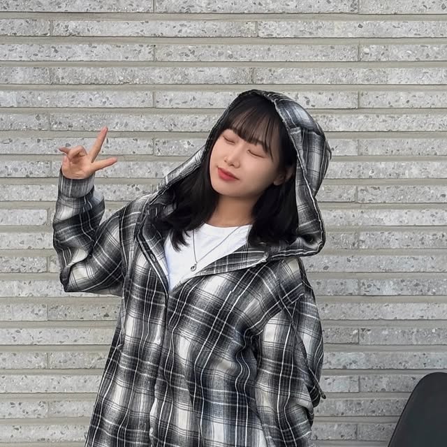 영희 on Instagram: "#협찬 @vivabrown_official 겨울에도 체크 셔츠 포기 못하지🪽🖤 오버핏으로 편하게 휘뚜루마뚜루 입기 좋은 빈티지 무드 체크 셔츠! 모자도 왕 커서 머리 작아보임..😖
