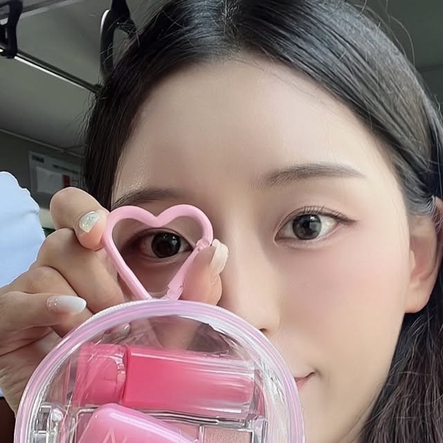 하현 on Instagram: "#광고
오늘 2aN 투에이엔 아이돌뽀용템 꾸꾸 메이크업
(올리브영 다 쓸어옴 품절대란이라 재고 확인후 가야함.)
 
색감 너무 내꺼. 웜톤이지만 쿨톤호소인에게 딱인 컬러라
🫶🏻
파데 : 롱 웨어링 파운데이션 20호 복숭아 (pick)
쉐도우 : 베러 미 아이 팔레트 2호 페어리
애교 아이라인 : 컬러 플레이 듀얼 라이네
하이라이터 : 퓨어 글래시 슈가베일 (New)
블러셔 : 포켓 코튼 블러링 스틱 베리밀크
립 : 글레이즈 바운싱 틴트 슈가버블 (New)

투에이엔X하츠투하츠
#올영픽 #올리브영추천템 #올영필수템 #러브버블 컬렉션 #롱웨어링파운데이션미니 #컬러플레이듀얼라이너"