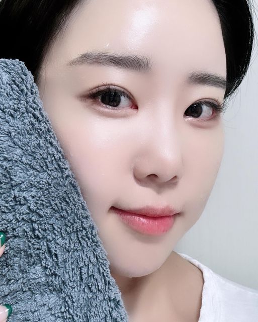 you min joo on Instagram: "#광고
[LOOBEE] 루비이 시그널라이트 클렌징폼 🤍

민감하고 하얀피부 지켜주는 클렌징폼 찾아냈다!
loobee signal light cleansing foam point❤️
(루비이 시그널라이트 클렌징폼)

✔ 100% 비건 레시피
✔ 약산성 클렌징 폼
✔ 저렴한 합성 계면활성제가 아닌 천연(코코넛 추출) 계면활성제
✔ 클렌징은 물론 보습까지 생각한 7가지 key 성분 함유
✔ 민감성 피부를 위한 피부 테스트 완료 

#loobee#신호등클렌징폼#루비이폼클렌징#루비이시그널라이트클렌징폼#루비이신호등클렌징폼#루비이#비건폼클렌징#약산성클렌징폼"