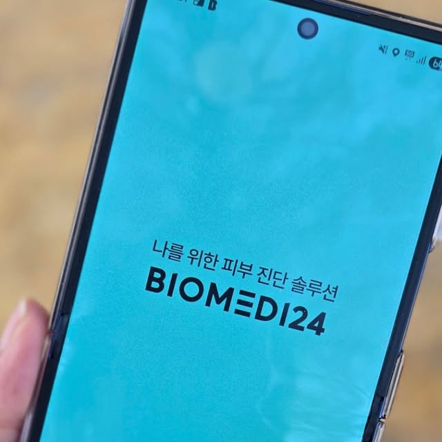김경희 on Instagram: "#광고#바이오메디

에스테틱샵에서 고객에게 생활데이터에 맞는 
맞춤케어를 제공하며 관리해 줄수있다면 
무조건 사용아닐까요⁉️

🔆확실한맞춤형피부솔루션으로, 고객만족도상승효과

기존 문진법 대비, 정확도 50% 이상 향상된 
AI 피부 분석 시스템으로 
생활 패턴, 수면 정보, 스트레스 지수 등 16개 항목 수집 →
외부 요인까지 고려해 정확한 진단해요.
AI가 정밀한 결과를 바탕으로 맞춤 시술·제품을 추천해
에스테틱 관리 효과 상승!! 

🔆 디지털문진표작성으로, 더욱편리하고정확한진단

고객이 모바일 기기를 통해 디지털 문진표 작성하고
실시간으로 피부 상태를 측정해 고객 편의성이 상승해요

🔆 에스테틱 전문브랜드
 “바이오24아워(BIO24h)ˮ의 다양한 제품 추천

"바이오 24 아워"라는 전문 에스테틱 브랜드에서 
활용하는 어플로, 맞춤 제품 추천기능이 뛰어나고
어플을 통해 "바이오24아워"브랜드의 
프리미엄 제품들을 알 수 있어요.

🔆 다수의 에스테틱솔루션을 제공한 전문기업이 개발한 어플

지난 3년 간 맞춤형 화장품 12종을 출시한
 ‘엠피컴퍼니ʼ가 개발 누적 판매량 15만 개를 달성하고
 고객 피드백을 수집했고
50개의 에스테틱 샵에 맞춤 솔루션을 제공한 경험 

‼️📢2026년정식출시목표하고있어요.

협약 기간 내 베타 버전 개발 및 전문점 50곳 대상
테스트 예정이고
AI피부진단 알고리즘의 정확도를 90% 이상으로
향상 시키는 데 주력할 계획이래요.

맞춤에스테틱 코스 추천후 샵 예약관리까지 
AI시대에 맞춰 발빠르게 이용해보세요.👍

#바이오메디#AI피부분석#AI피부진단#피부진단어플#에스테틱어플"