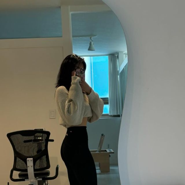 Maina on Instagram: "#광고 #협찬 
발이 존재하는 이유🧐

가장 먼저 생각나는 건 어떤 바닥에서든 잘 서 있기 위해서
아닐까 싶어요 인체 전체적으로 관칠해 보면 바닥에 닿아 있는 발이 생각보다 길고 넓으며 몸통을 지면에서 띄우는 일, 서는 일을 잘 해주기 위해 생긱보다 더 견고하고 디테일 하게 만들어져 있답니다

생각해 보면 많이 돌아다니거나 장 시간 정 자세로 있으면 발의 피로도가 올라가니 무릎과 허리에 무리 오거나 저림의 형상 느껴 보셨을 겁니다🥲

그래서 저는 운동화,구두,슬리퍼를 까다롭게 보는데요!
이번에 족저근막염슬리퍼가 있는걸 알게 되었어요

특히 직장에서 슬리퍼를 신어야 하기에 신중하게 고르고 있는데 
이번에 현현하다의 발 편한 쿠션 슬리퍼를 신으면서 발 피로도가 확 떨어지게 되었어요 무엇보다 발 아치 교정에 효과가 있다고 합니다!

🔥발편한 쿠션 슬리퍼 특장점
1. 푹신한 쿠션으로 오래 신어도 발바닥이 편안해요
2. 발아치 모양을 잡아주는 디자인으로 족저근막염 치료/예방 가능
3. 미끄럼 방지 기능으로 수영장,물놀이할때도 편하게 신을 수 있어요 
4. 파스텔톤 색상과 어글리한 디자인의 조화

세심하게 슬리퍼 발 안쪽 아치가 무너지지 않게 쿠션이 도톰하게 올라왔고 충격 흡수가 최대한 가능하도록 푹신하면서도 슬리퍼가 탄탄 하더라고요🫢✨

발아치교정,족저근막염슬리퍼,쿠션슬리퍼가 필요하시다 하신 분들께 강추 합니다!🫶🏻😈

https://smartstore.naver.com/hhhada/products/10186460453

#족저근막염슬리퍼 #평발슬리퍼 #쿠션실내화 #쿠션슬리퍼 #족저근막염실내화 #어글리슬리퍼 #쿠션거실화 #평발실내화 #EVA슬리퍼 #EVA실내화 #푹신한슬리퍼 #여성슬리퍼 #사무실슬리퍼 #여성실내화 #회사실내화 #회사슬리퍼"