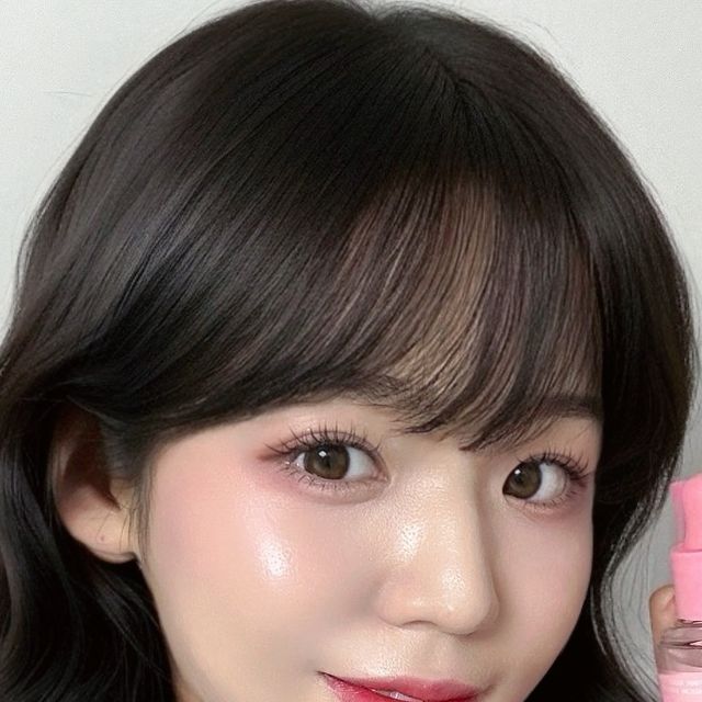 𝓐𝓻𝓲 on Instagram: "@aprilskin_korea #협찬 #핑크알로에뮤신세럼 #💕 . . 트러블 흔적을 깨끗하게 지우고 유리알 광채를 속부터 끌어올리는 핑크알로에7일 흔적세럼이예요🐰☁️ 7종 비타민이