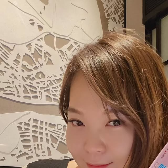 Yun Heesun on Instagram: "#협찬 #광고 #상아제약 #상아톡톡유산균 #다이어트유산균 #급진급빠 #유산균추천 #다이어트꿀팁 #다이어트 광저우 여행을 오면서... 1순위로 챙겼던 @sanga_parm 🍓휴대가 간