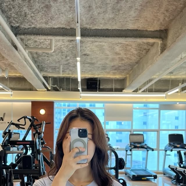 쿠잉의 운동계정🫧🤍 on Instagram: "#광고

불금엔 헬스장이죠🔥
@_wefitness__ 에서 운동완료!!

헬스장 기구에 탁 붙어서 운동영상 찍기 좋은 
💙실리콘 맥세이프 링💙 소개할게요!

✨실리콘이라 부드러워서 핸드폰 오래 해도 손이 편안함

✨양면 자석 & 자력 대박👍🏻
✅헬스장에서 기구에 딱 붙으니까 운동영상 찍기에도 굿굿!

✨메탈링이 함께 와서
철 재질이 아닌 곳에도 거치 가능🥰

✨색상도 너무 예뻐요🖤💖🩶🤍
-모던 그레이 / 딥블랙/ 라일락 퍼플/ 딥 블루
/ 샌드 브론즈/ 화이트/ 소프트 핑크/ 타이탄 그레이

⬇️구매 링크 ⬇️
<리빙맥> 맥세이프 링홀더
https://myip.kr/AFcna

-----------------------------------
#맥세이프그립톡
#강한자력그립톡
#스마트톡
#자석그립톡
#맥세이프핑거링
#링홀더
#양면자석그립톡"
