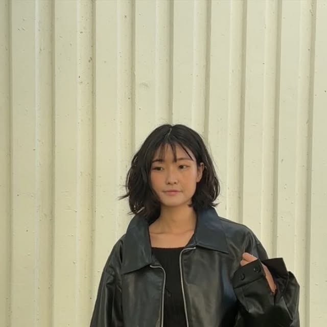 이가인 on Instagram: "#광고 요즘 같은 날씨엔,
가볍지만 존재감 있는 자켓이 꼭 필요하죠.

은은하게 빛나는 텍스처랑
카라넥이 만들어주는 클래식한 실루엣이 너무 예뻐요.
투웨이 지퍼라 그날 기분에 따라 스타일링도 다르게.

소매의 블랙 스냅 단추,
밑단 스트링까지 — 작은 디테일들이 전체 무드를 완성시켜줘요.

빛과 그림자 사이에서 더 멋스러워지는 자켓.
오늘도 그냥, 이 자켓 하나면 충분해. 🖤

#아이러니포르노화이트라인#아이러니포르노#남여공용자켓#자켓#레더자켓#스웨이드자켓#아우터#레더#데일리룩 #자켓추천#JACKET#LEATHERJACKET#SUEDEJACKET#アウター#レザージャケット#デイリールック

https://www.musinsa.com/products/2029419"