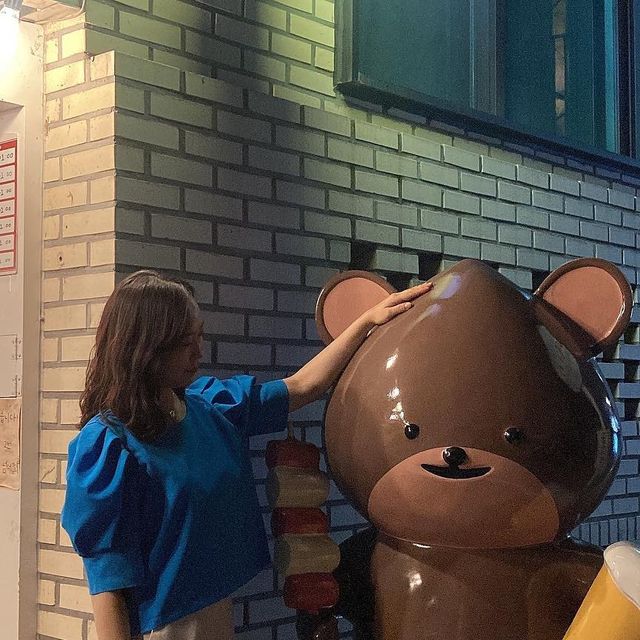 자유로운 영혼, 세계를보니🌍 on Instagram: "#광고
둘이서 오랜만에 성수동🫶🏻
집 근처인데 왜 이렇게 멀게만 느껴지는지,,

막상 나와보니 너무 좋아 ꈍ◡ꈍ 

성수동 밤토리는 인테리어도 완전 취향저격 ! 🤟🏻
커플, 친구끼리 오면 너무 좋을 것 같고
음식은 말해뭐해!
시키는 것마다 성공적이었다고 한다 🤍

앞쪽에는 바테이블,
안쪽에는 홀테이블로 분리되어있다

그리고 우리가 시킨 안주는
✔️엉덩이
✔️염통
✔️문어가라아게
✔️명란구이
✔️껍질
✔️목살
✔️시샤모구이(5마리)
✔️아게교자

그리고 술은 얼그레이하이볼, 레몬사와로 주문했다

적어보니 둘이서 많이도 시켰다,,😂
그치만 맛있게 먹었으면 됬지 !

야키토리세트는 솔드아웃이라
개별로 시켰는데 세상에나,, 너무 맛있어🥹

그리고 시샤모구이,, 처음 먹어봤는데
기대 이상으로 맛있었고 은근히 생각나는 메뉴 !

비 오는 날 빗소리 들으면서 있기 좋은
또 방문하고 싶은 곳,, 🫶🏻🫶🏻

여기는 일주일 내내 오픈하고, 휴일이 없어
언제나 생각나면 가기 좋은 것 같다 ꈍ◡ꈍ 

위치도 뚝섬역 7번 출구에서 골목으로 들어가면
쉽게 찾을 수 있어서 길치들도 쉽게 방문 가능 !

다음엔 이번에 못먹은 메뉴들 시켜서 먹어봐야지 ˃̶͈◡˂̶͈"