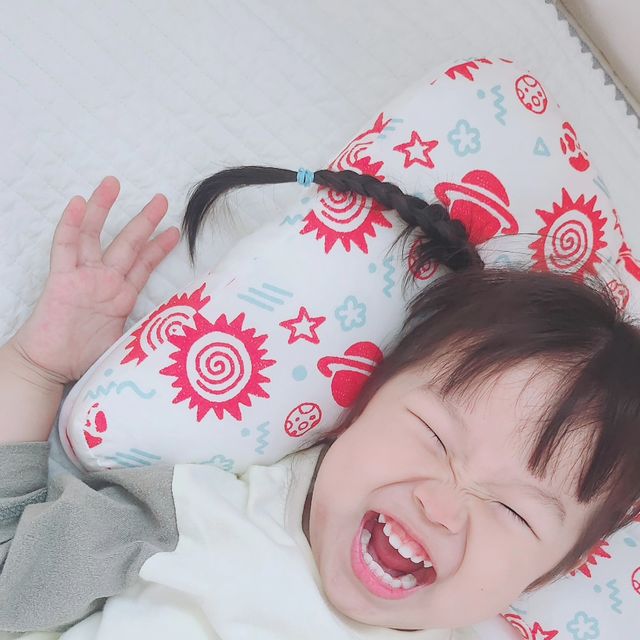 🧃자몽에이드 on Instagram: "#광고  @inuo_inuo

며칠전, 두찌의 아이누오 베개를 호시탐탐노리던 첫찌에게
드디어 아이누오 유아베개가 생겼답니다. ㅋㅋㅋ
어찌나 좋아하던지 진작 사줄걸 그랫네요!

아이누오는 경추지지대 c형 경추 곡선을 유지해 줄 수 있는 경추지지대가 있고
경추 보호 베개 특허를 받은 베개로 신생아 제품과 유아제품이 따로 있어서 단계별로 함께 사용하기 너무 좋더라구요!

대부분의 유아 베개가 중국산인데 아이누오는 100% 국내 생산이라
더더 마음에 들었어요!

체합이 고르게 분배되어 편안함 유지와 예쁜 두상을 위한 중앙 홈은 
정말 아이를 위해 많이 연구하고 고민한 마음이 딱 느껴지더라구요

또 통세탁이 가능하며 빠른 건조로 편리하고 위생적이고
성장하는 아이의 체형에 맞게 사용가능한 3단계 목지지대의 세심함까지❤️

아이누오 유아베개 더 고민할 이유가 있나요💕
우리 첫찌, 두찌는 아이누오와 함께 꿀잠자는 중이랍니다.
육퇴의 기쁨을 아이누오와 함께해요ㅋㅋ😎

#아이누오 #유아베개 #유아베개추천 #어린이집베개 #어린이베개 #어린이베개추천 #아이누오유아베개 #목베개 #유아경추베개 #베개추천 #경추베개 #낮잠베개 #유아침구 #애착베개"