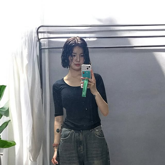 퀸쏘야 | 블로그 마케팅 홍보 on Instagram: "#협찬 📍착용리뷰 | 스탠다드에러 87-STAN047 벌룬핏 워싱 와이드 데님팬츠 빈티지 옐로우

요즘처럼 기본템에 포인트 주고 싶을 때,
이 팬츠 하나면 끝났어요💛

허리부터 밑단까지 자연스럽게 툭 떨어지는
입체적인 벌룬핏이 정말 매력적이고,
부드러우면서도 견고한 원단이라 착용감도 굿!
빈티지한 캣워싱 덕분에 흔하지 않은 컬러감이 포인트예요.

✔️ 남녀공용 와이드 데님팬츠
✔️ 고급 YKK 지퍼로 부드러운 슬라이딩
✔️ 유니크한 빈티지 옐로우 컬러
✔️ 여유 있는 벌룬 실루엣

트렌디한 느낌 가득한 데일리룩 완성했어요✨
여름에도 가볍고 시원하게 입기 좋은 팬츠로 추천!

📎 제품 보러가기
https://www.musinsa.com/products/3902776

🔖 해시태그
#스탠다드에러 #STANDARDERROR #남여공용팬츠 #데님 #데님팬츠 #팬츠 #바지 #와이드바지 #워싱팬츠 #와이드팬츠 #데일리룩 #바지추천 #DenimPants #Denim #Pants"