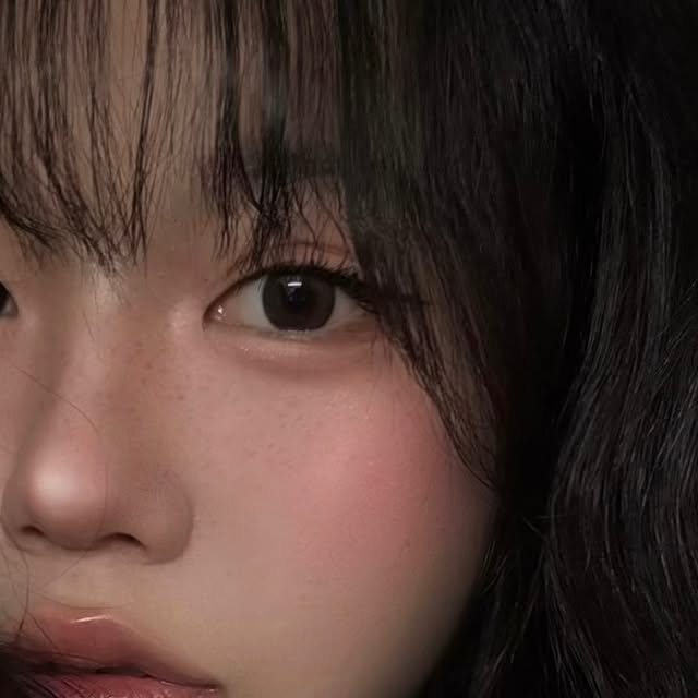 도은 on Instagram: "#광고 @blancdiva_official 
애굣살 메이크업으로 유명한 홍주 (@smokinghotvirgin) 님과 함께 공동개발 된 팔레트를 이용해보았는데요!
-
솔직히 광고를 떠나서,
전 홍주님의 메이크업을 좋아하기에..
이 제품이 만들어지는 시작 순간부터 출시일만을 기다렸습니다 ㅠㅠ
화장중에서 애굣살은.. 차이를 만들어 낼 수 있는 필수 요소라구요!
전후 차이 대박이지 않나요?
-
똥손이더라도 충분히 활용할 수 있는 색들과, 브러쉬로
자연스러운 애교살을 만들 수 있으니, 꼭 이용해보세요!!
.
.
#애교살팔레트 #통통한애교살 #블랑디바 #블랑디바팔레트 #홍주 #홍주공동개발 
.
.
(옥에티는 렌즈가 1개라 왼쪽눈은 생눈이라는거?)"
