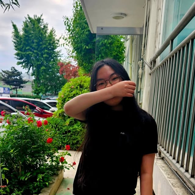 kim ji hyun on Instagram: "#협찬
이제 날씨가 더워질 일만 남았죠? 
빈티지 느낌나는 칠부나 반바지 하나쯤은 장만하셔야하지 않겠어요?

✔스탠다드에러 87-STAN172 [베이직] 솔리드 워싱 핀턱 버뮤다 데님팬츠 빈티지 블랙S사이즈

남녀공용으로 누구나 편하게 입을수 있는 STANDARDERROR 팬츠입으니 요즘같은 날씨랑 딱 어울려요...
ㄴ 허리부터 밑단까지 자연스럽게 떨어지는 와이드한 핏의 버뮤다 데님 팬츠

ㄴ 터치감이 부드럽고 견고한 내구성의 원단으로 편안한 착용감을 자랑한답니다.

ㄴ 매트한 니켈 무광 리벳으로 빈티지한 무드를 자랑할수 있어요 

ㄴYKK사의 고급 지퍼 사용으로 튼튼하고 부드러운 슬라이딩이 되어 팬츠 입고 벗을때 아주 편해요

ㄴ 빈티지한 컬러감이 포인트인 데님 팬츠로 다양한 스타일링 가능해서 추천해요

https://www.musinsa.com/products/4948151
https://www.instagram.com/standarderror_official/

#스탠다드에러 #STANDARDERROR #남여공용팬츠 #데님 #데님팬츠 #팬츠 #바지 #와이드바지 #워싱팬츠 #버뮤다팬츠 #버뮤다 #반바지 #데일리룩 #바지추천 #DenimPants #Denim #Pants"